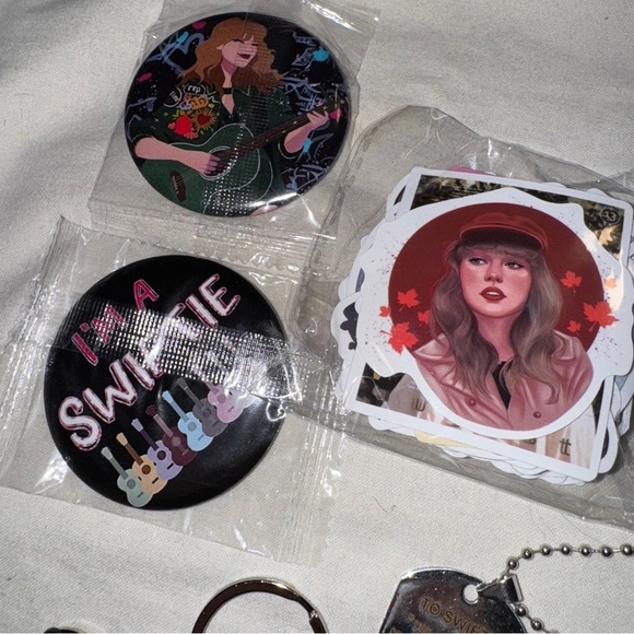 Taylor Swiftie Ultimate Fan Bundle - Picture 4 of 4